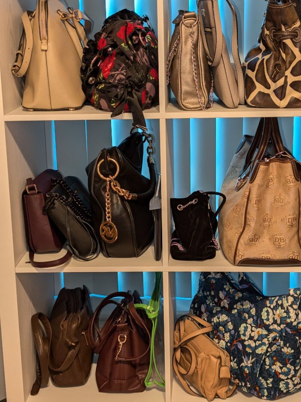 NEXT SHARE SHOW Tues, May 19 @ 9am (EDT). BAGS, WALLETS, ACCESSORIES!!! - Picture 5 of 6